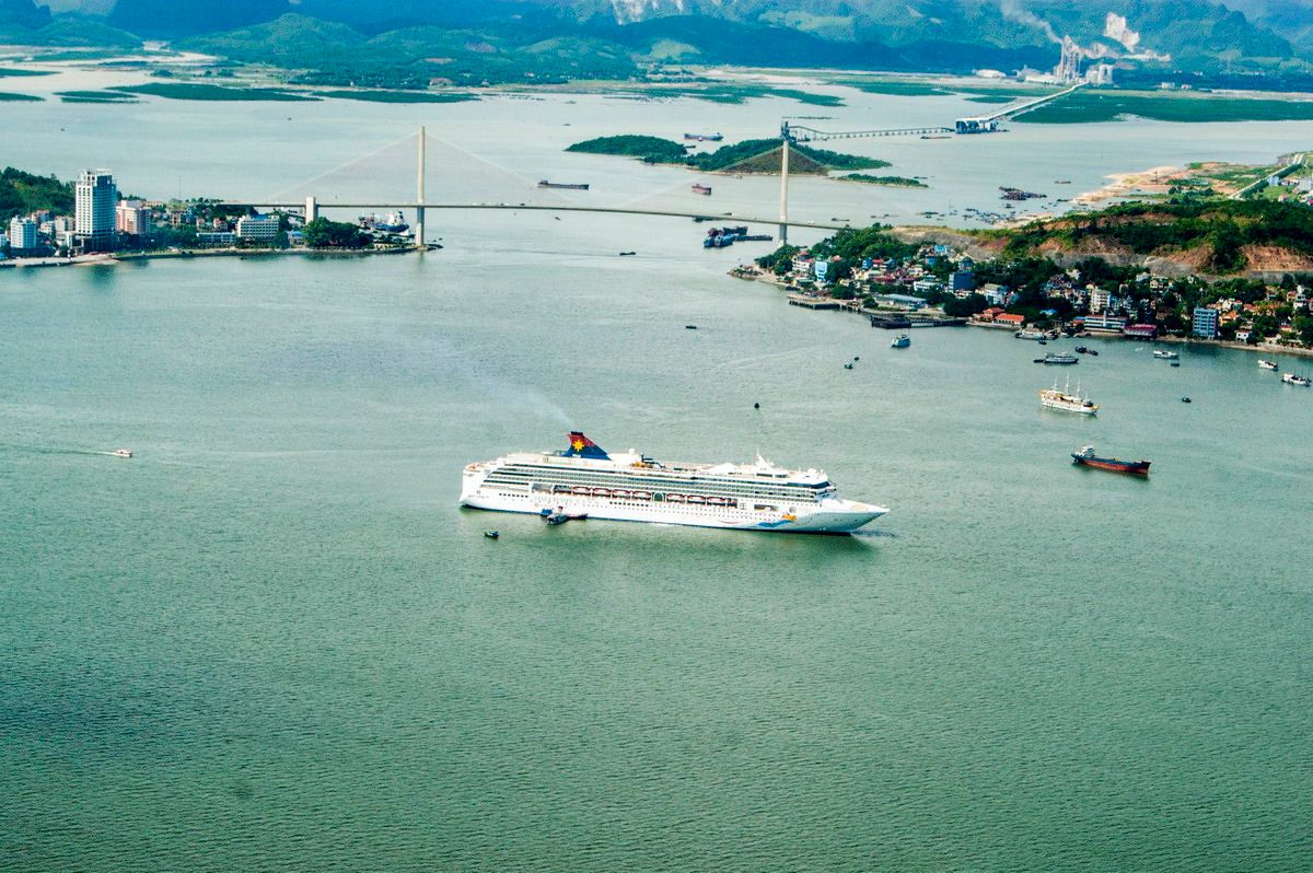 VËnh H¡ Long hùng v) nhìn të thçy phi c¡