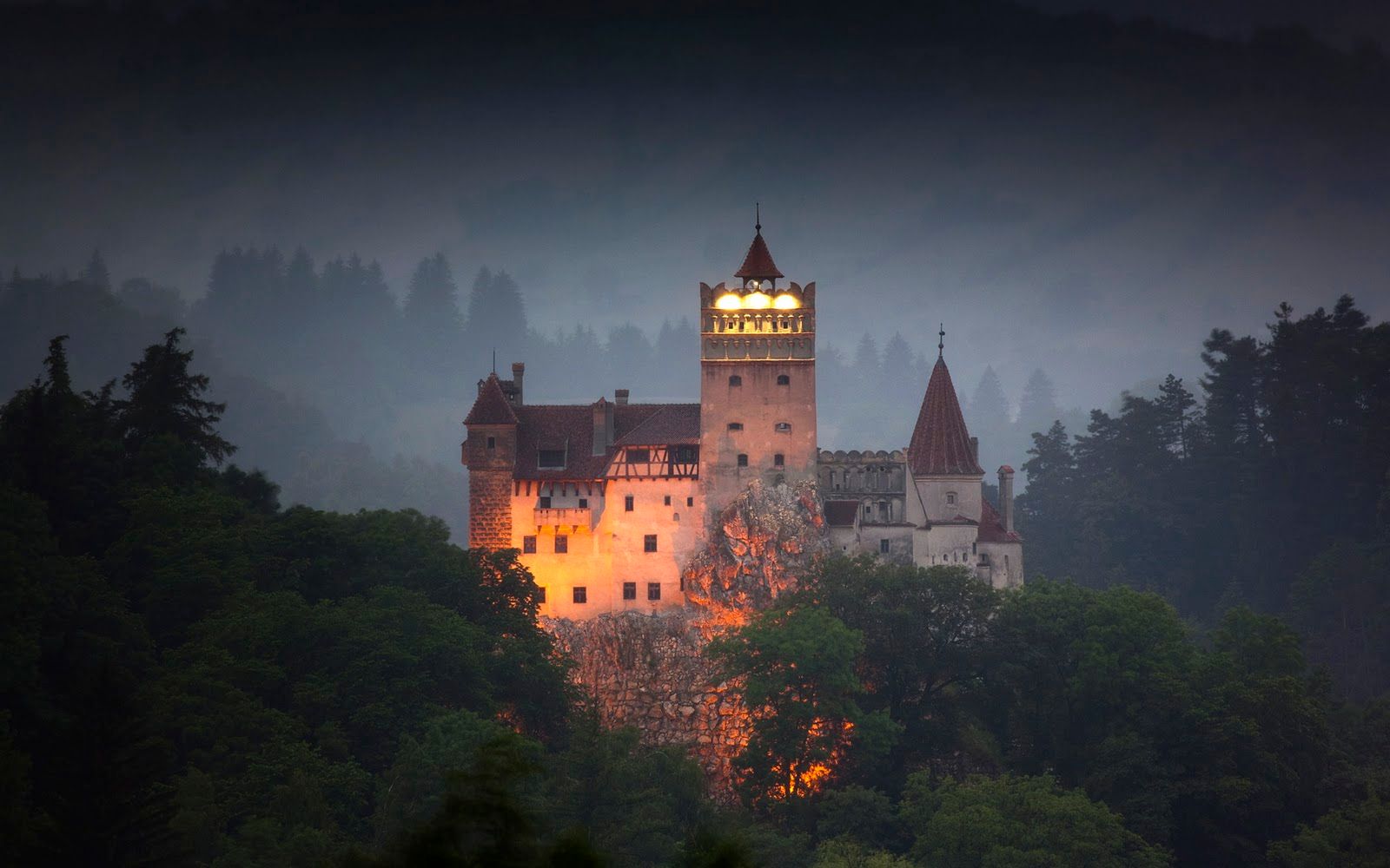 medieval-bran-castle-in-brasov-romania-known-for-dracula-story-1600x1071