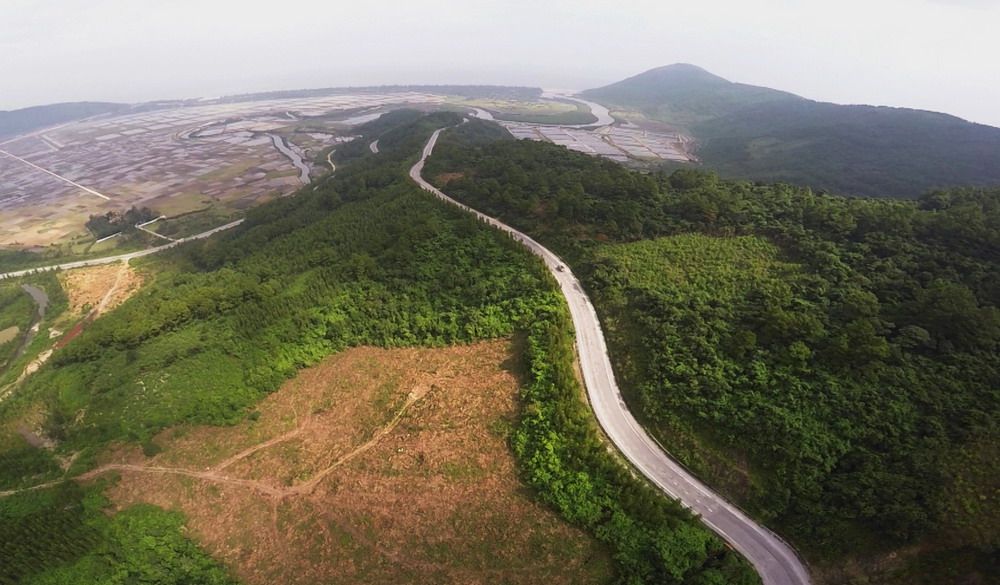 Trên lộ trình từ Bắc vào Nam, Đèo Ngang nằm ở ranh giới của hai tỉnh Quảng Bình và Hà Tĩnh. Đây là một thắng cảnh nổi tiếng gắn liền với các di tích kiến trúc - nghệ thuật - tôn giáo như đền thờ bà Liễu Hạnh, bãi tắm Hòn La, Cảnh Dương...