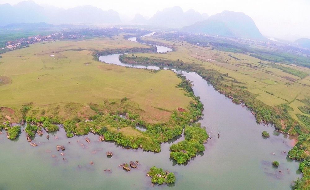 Mỗi khi đến thăm Quảng Bình, du khách không khỏi ngạc nhiên, trầm trồ thán phục phong cảnh non xanh nước biếc và hang động kỳ vĩ của xứ sở đẹp tựa thần tiên