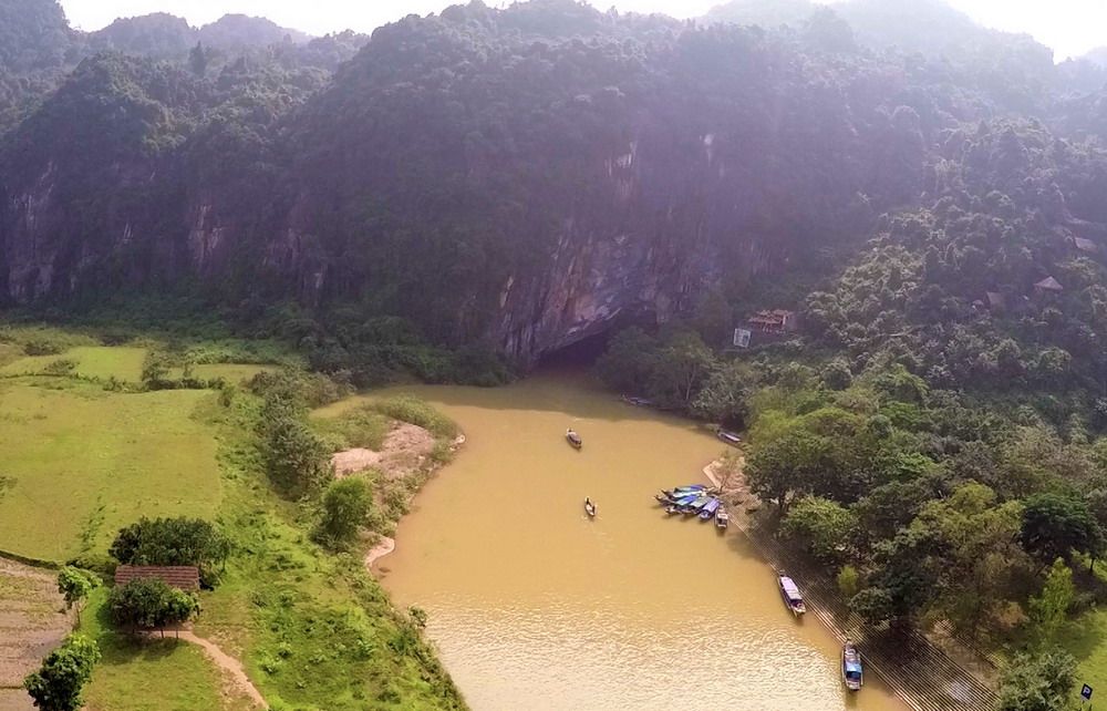 Bên cạnh những công trình do con người xây dựng thì hệ thống hang động tự nhiên như Phong Nha, động Thiên Đường, Sơn Đoòng cũng làm cho Quảng Bình có mặt trên bản đồ du lịch thế giới