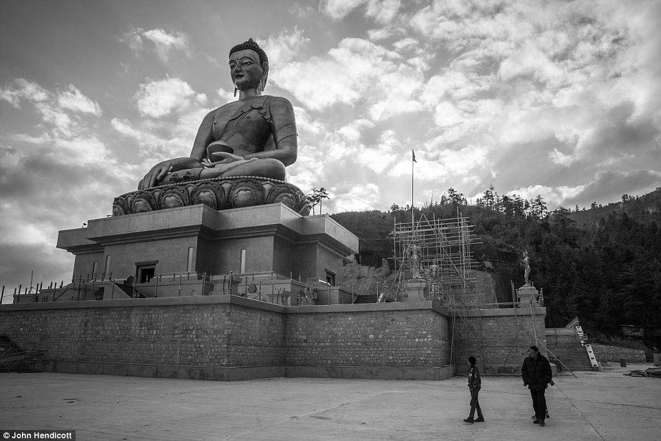 Bức tượng Phật Dordenma cao hơn 50 m nằm hướng về phía thung lũng Thimphu. Đây là bức tượng Phật lớn nhất trên thế giới.