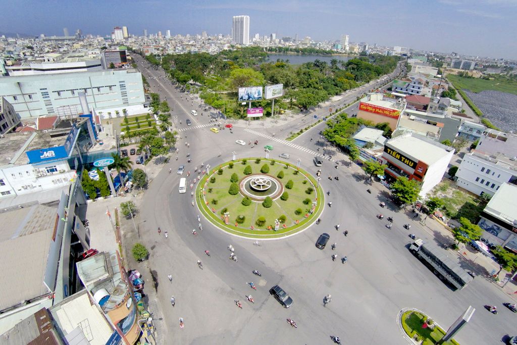Vòng xuyến Nguyễn Tri Phương - Nguyễn Văn Linh nằm giữa trung tâm quận Hải Châu, cạnh công viên 23/9 và sân bay Quốc tế Đà Nẵng. 