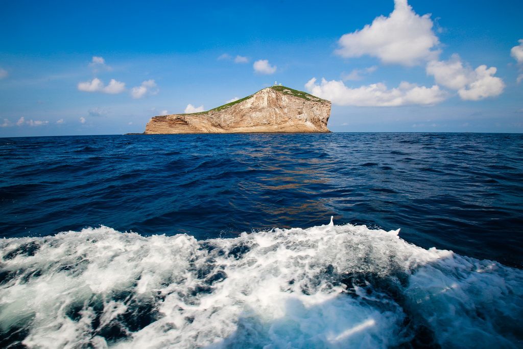 Khối đá khổng lồ có hầm xuyên núi trên Biển Đông