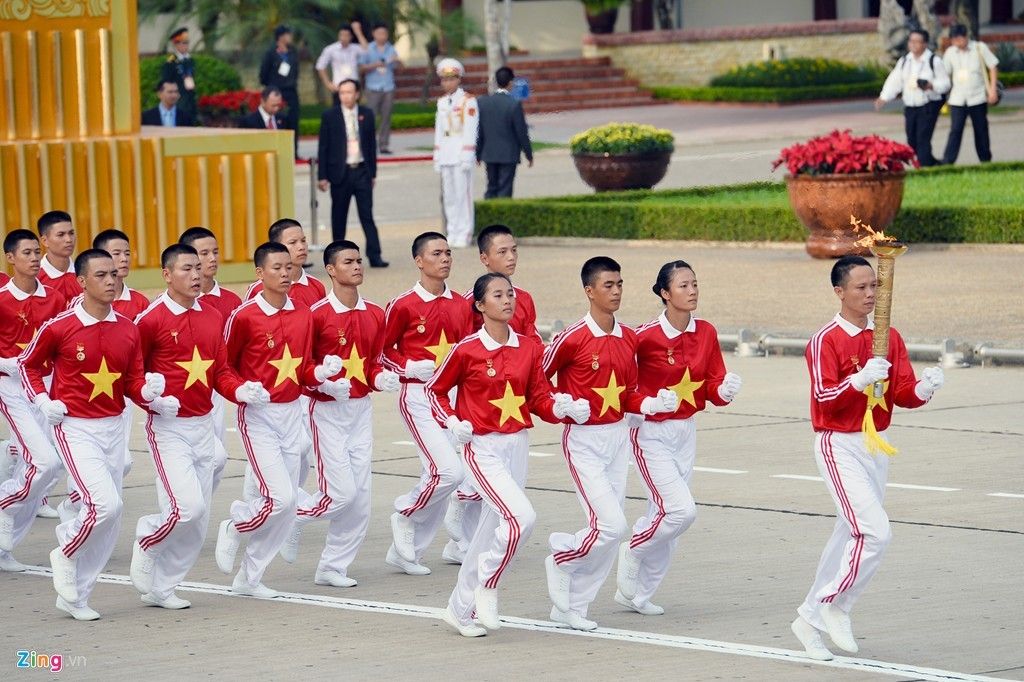 Qu&acirc;n đội, cảnh s&aacute;t h&ugrave;ng tr&aacute;ng tr&ecirc;n Quảng trường Ba Đ&igrave;nh