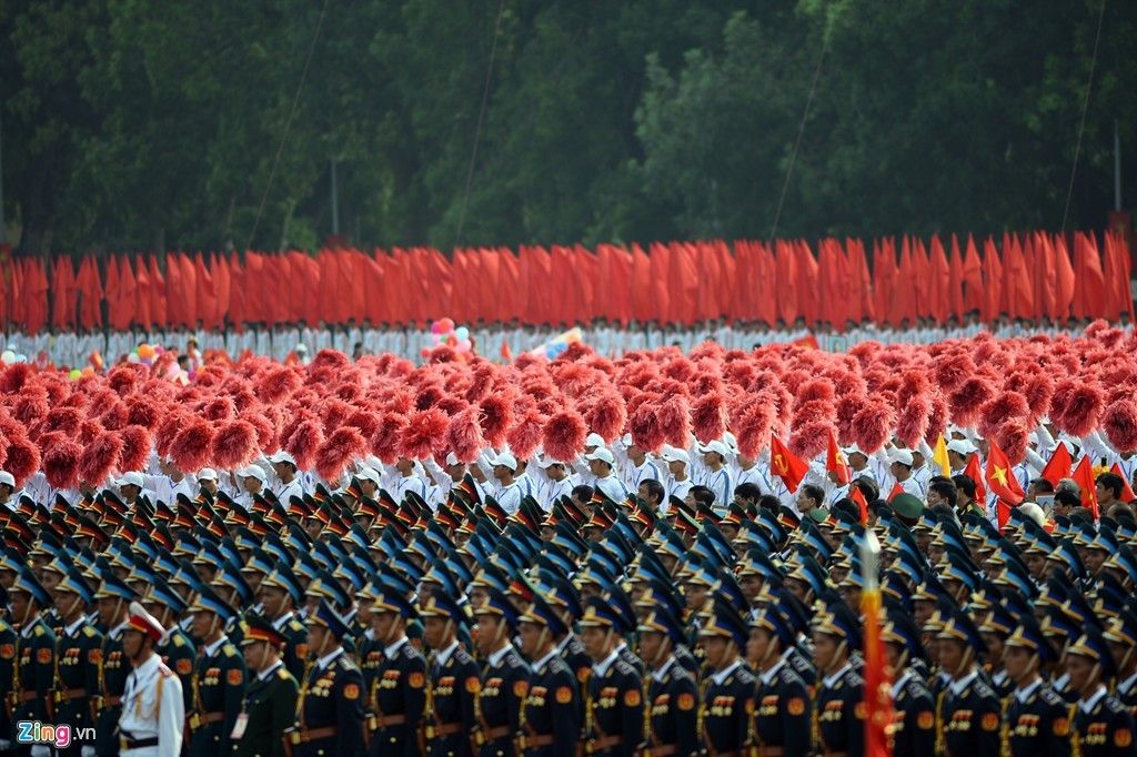 Qu&acirc;n đội, cảnh s&aacute;t h&ugrave;ng tr&aacute;ng tr&ecirc;n Quảng trường Ba Đ&igrave;nh