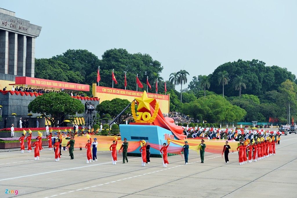 Qu&acirc;n đội, cảnh s&aacute;t h&ugrave;ng tr&aacute;ng tr&ecirc;n Quảng trường Ba Đ&igrave;nh