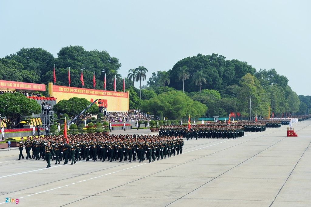 Qu&acirc;n đội, cảnh s&aacute;t h&ugrave;ng tr&aacute;ng tr&ecirc;n Quảng trường Ba Đ&igrave;nh