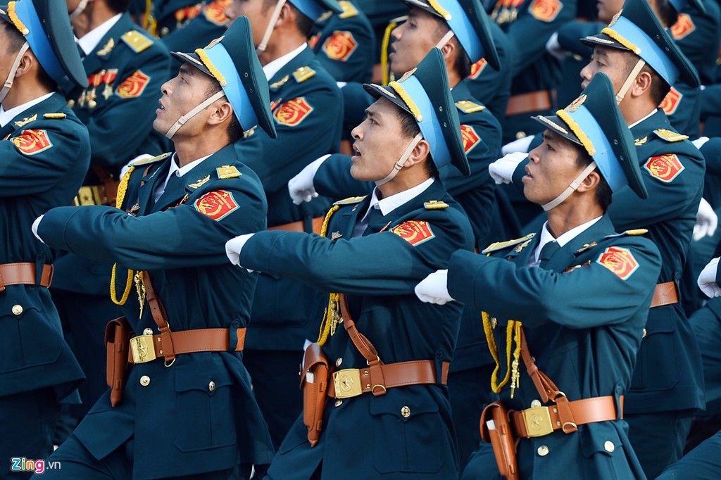 Qu&acirc;n đội, cảnh s&aacute;t h&ugrave;ng tr&aacute;ng tr&ecirc;n Quảng trường Ba Đ&igrave;nh