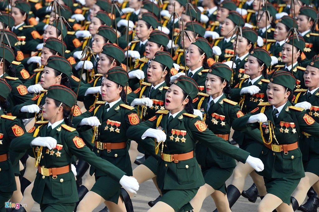 Qu&acirc;n đội, cảnh s&aacute;t h&ugrave;ng tr&aacute;ng tr&ecirc;n Quảng trường Ba Đ&igrave;nh