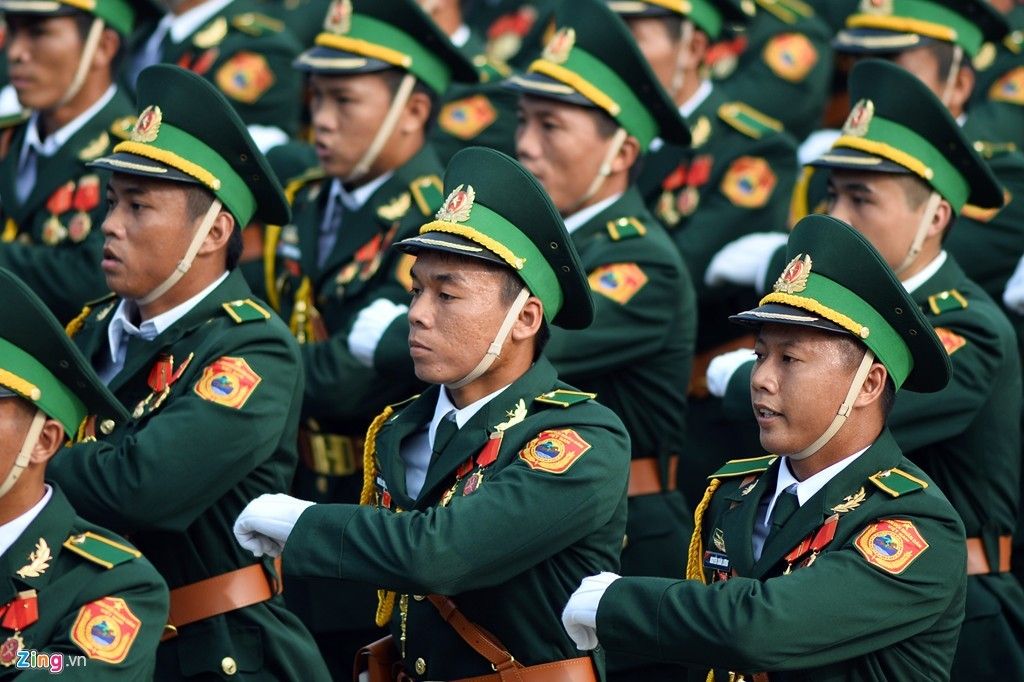 Qu&acirc;n đội, cảnh s&aacute;t h&ugrave;ng tr&aacute;ng tr&ecirc;n Quảng trường Ba Đ&igrave;nh