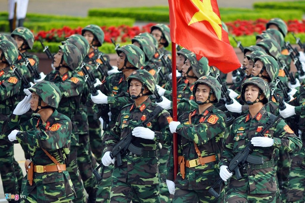 Qu&acirc;n đội, cảnh s&aacute;t h&ugrave;ng tr&aacute;ng tr&ecirc;n Quảng trường Ba Đ&igrave;nh