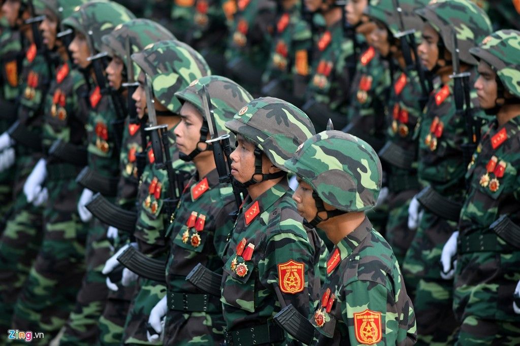 Qu&acirc;n đội, cảnh s&aacute;t h&ugrave;ng tr&aacute;ng tr&ecirc;n Quảng trường Ba Đ&igrave;nh