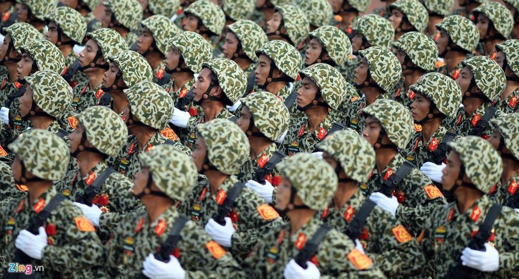 Qu&acirc;n đội, cảnh s&aacute;t h&ugrave;ng tr&aacute;ng tr&ecirc;n Quảng trường Ba Đ&igrave;nh