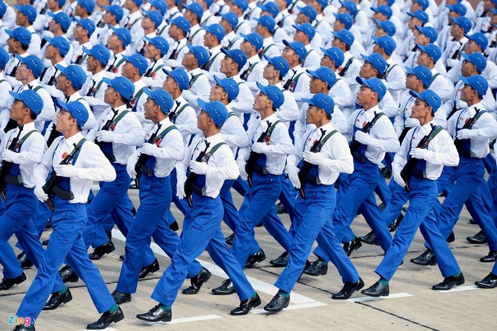 Qu&acirc;n đội, cảnh s&aacute;t h&ugrave;ng tr&aacute;ng tr&ecirc;n Quảng trường Ba Đ&igrave;nh