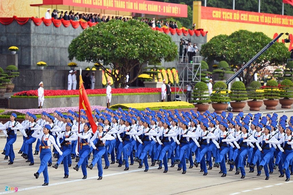 Qu&acirc;n đội, cảnh s&aacute;t h&ugrave;ng tr&aacute;ng tr&ecirc;n Quảng trường Ba Đ&igrave;nh