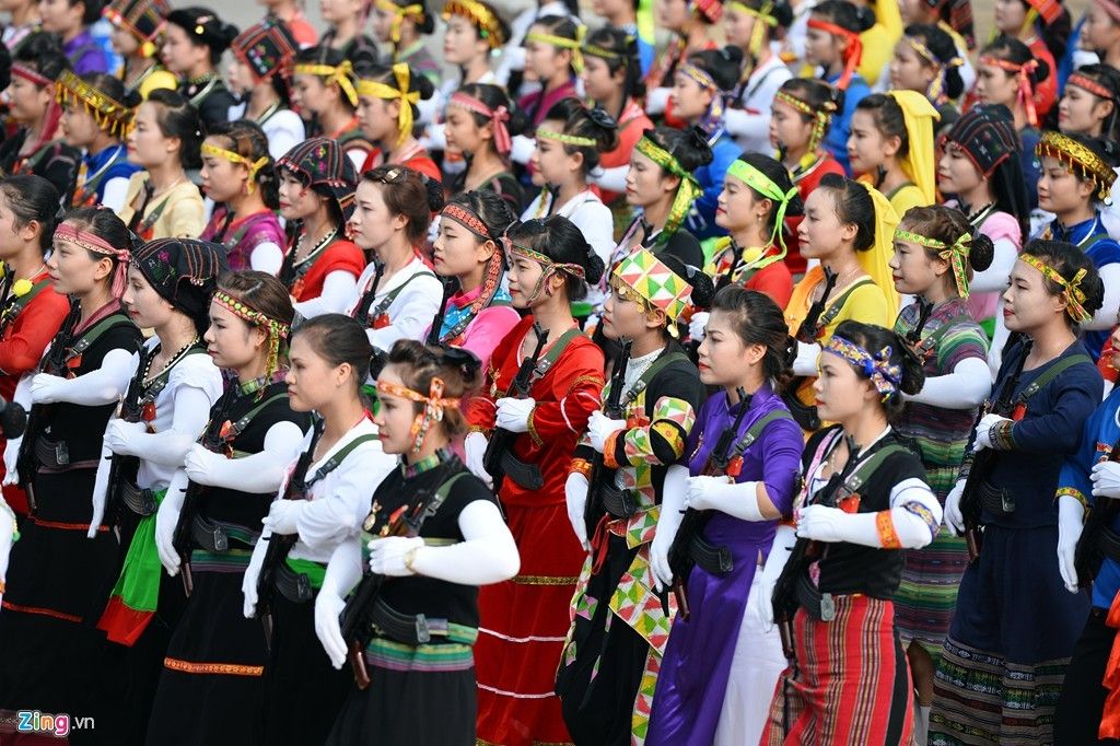 Qu&acirc;n đội, cảnh s&aacute;t h&ugrave;ng tr&aacute;ng tr&ecirc;n Quảng trường Ba Đ&igrave;nh