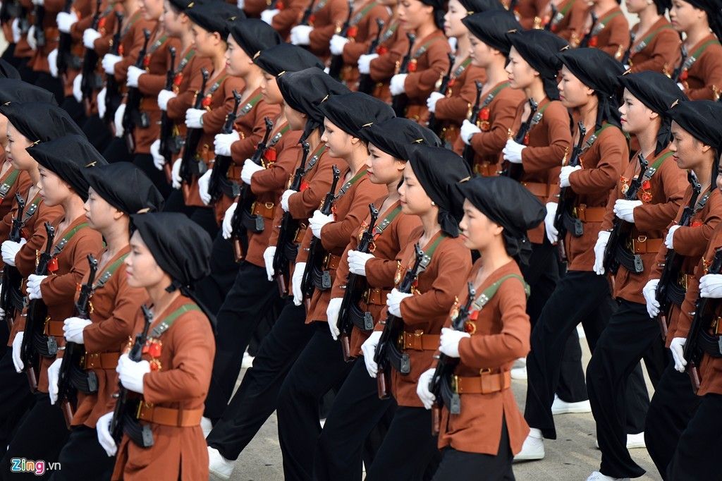 Qu&acirc;n đội, cảnh s&aacute;t h&ugrave;ng tr&aacute;ng tr&ecirc;n Quảng trường Ba Đ&igrave;nh