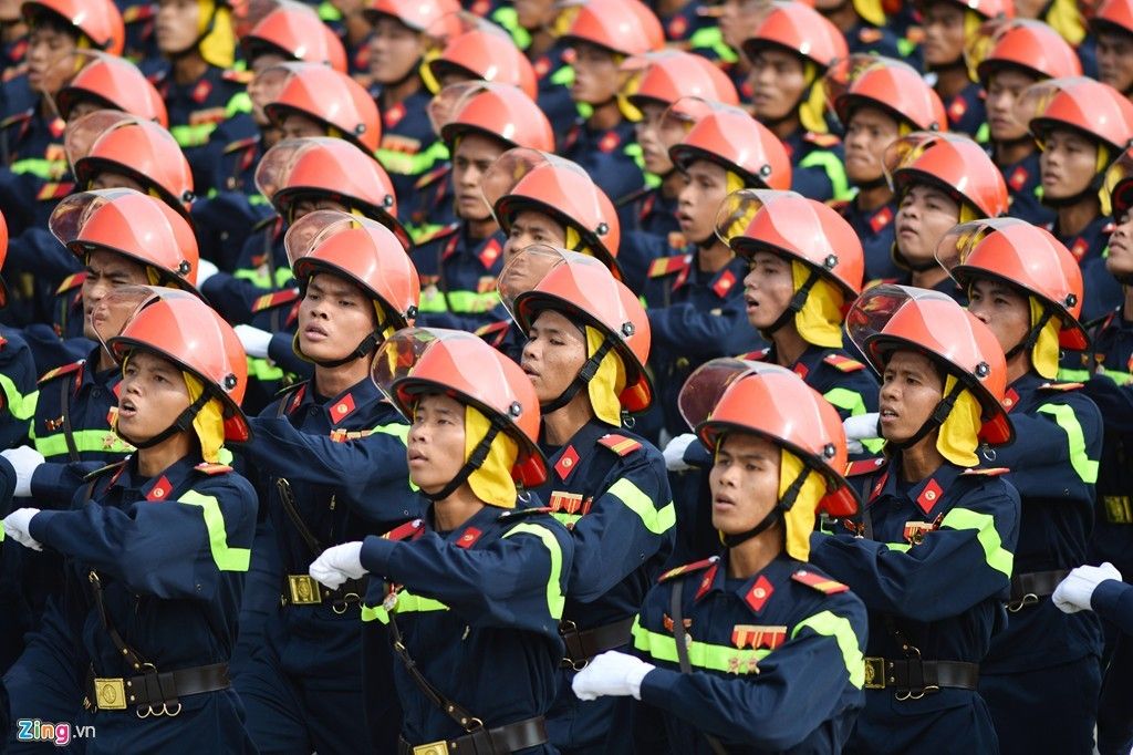 Qu&acirc;n đội, cảnh s&aacute;t h&ugrave;ng tr&aacute;ng tr&ecirc;n Quảng trường Ba Đ&igrave;nh