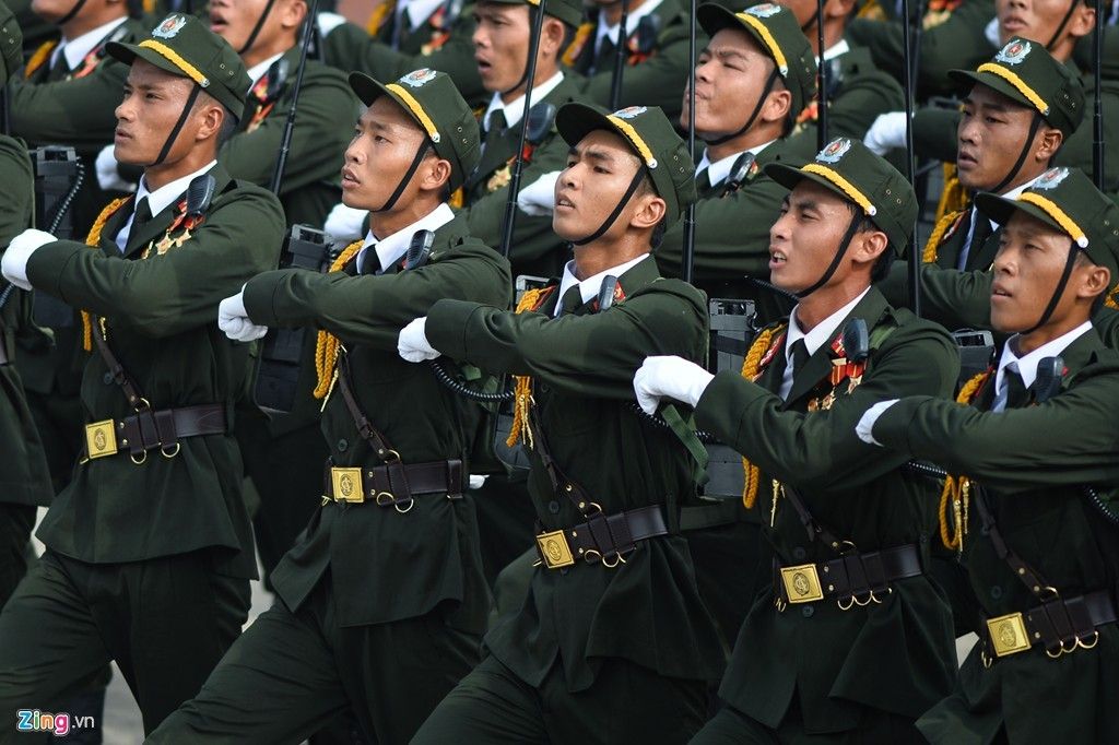 Qu&acirc;n đội, cảnh s&aacute;t h&ugrave;ng tr&aacute;ng tr&ecirc;n Quảng trường Ba Đ&igrave;nh