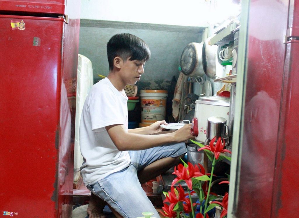 Cuộc sống của 9X sửa giày miễn phí cho người nghèo ở Sài Gòn