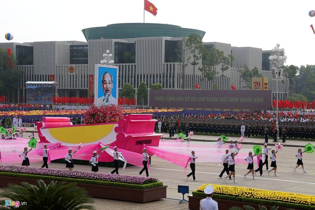 Qu&acirc;n đội, cảnh s&aacute;t h&ugrave;ng tr&aacute;ng tr&ecirc;n Quảng trường Ba Đ&igrave;nh