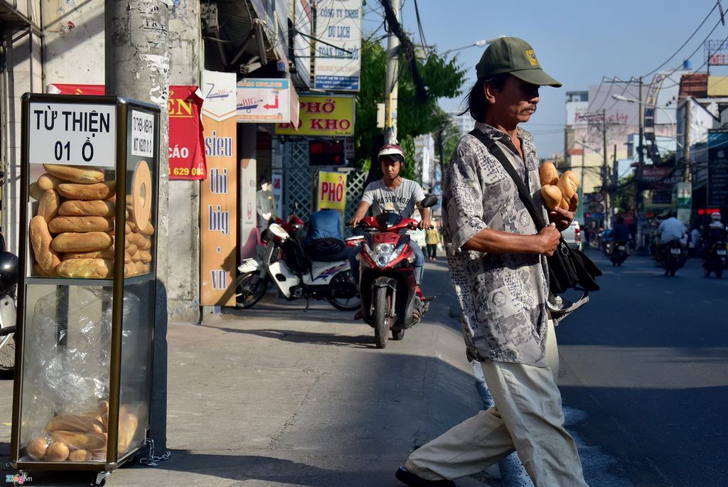 Thùng bánh mì miễn phí thu hút người nghèo ở Sài Gòn