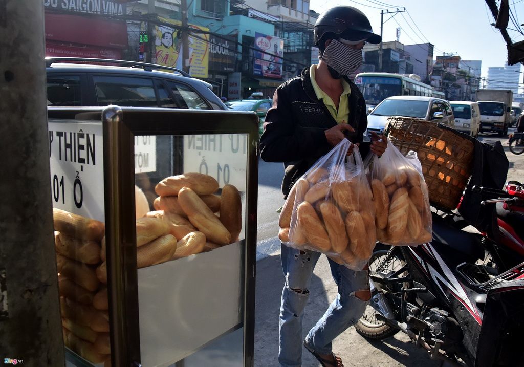 Thùng bánh mì miễn phí thu hút người nghèo ở Sài Gòn