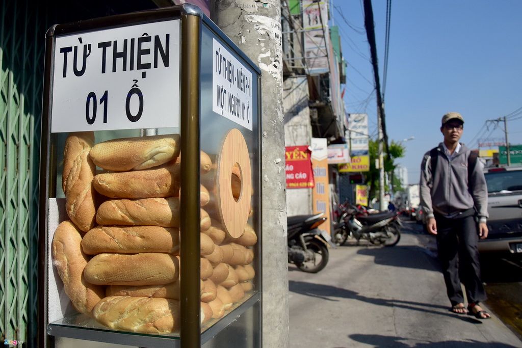 Thùng bánh mì miễn phí thu hút người nghèo ở Sài Gòn