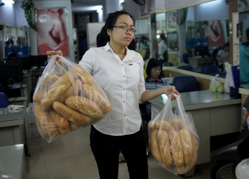 Thùng bánh mì miễn phí thu hút người nghèo ở Sài Gòn