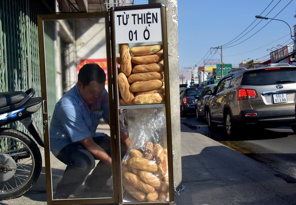 Thùng bánh mì miễn phí thu hút người nghèo ở Sài Gòn