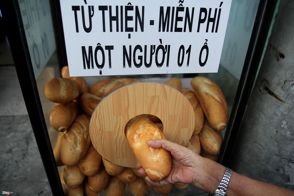 Thùng bánh mì miễn phí thu hút người nghèo ở Sài Gòn