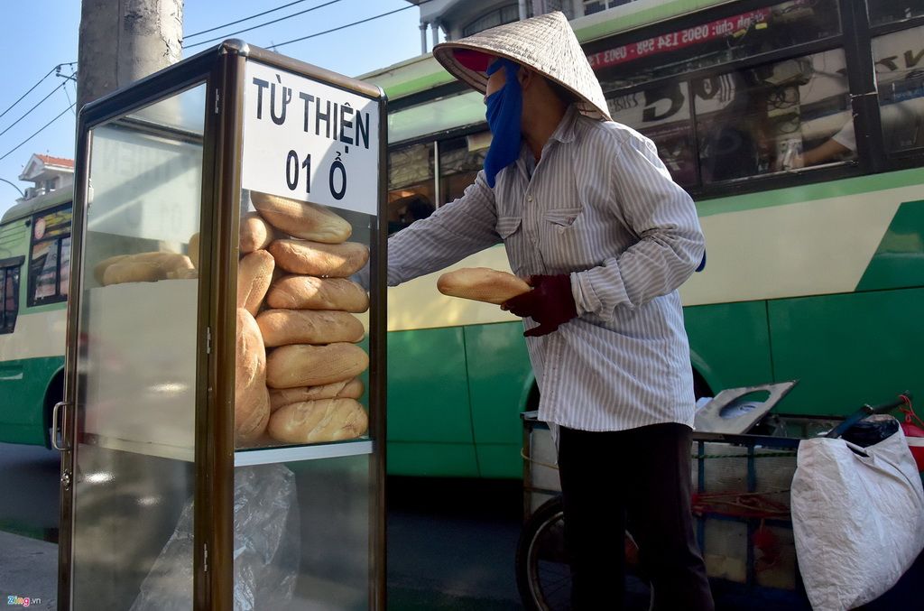 Thùng bánh mì miễn phí thu hút người nghèo ở Sài Gòn