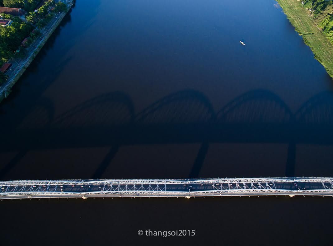 Cầu Trường Tiền bắt ngang sông Hương (Huế)