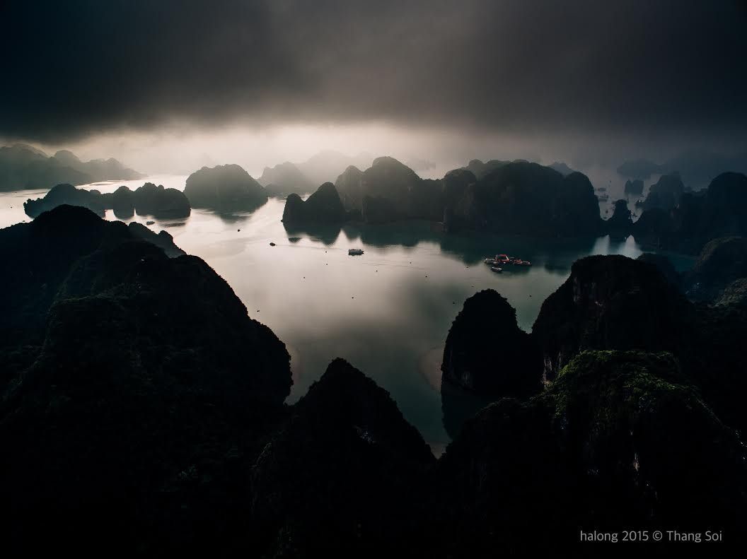 Vịnh Hạ Long trong làn mây mờ ảo.