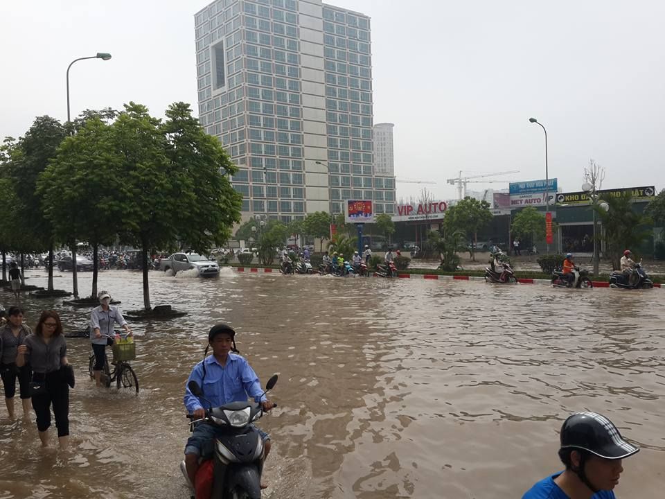 Cheo thuyen tren pho sau tran mua ky luc o Ha Noi hinh anh 1