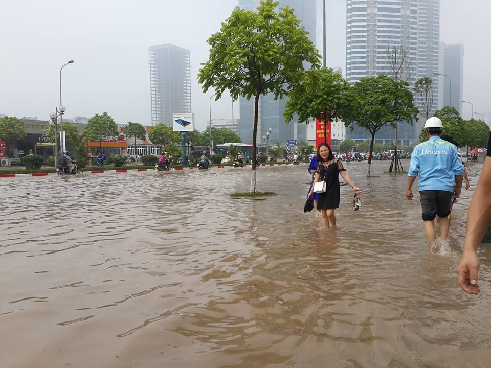 Cheo thuyen tren pho sau tran mua ky luc o Ha Noi hinh anh 2