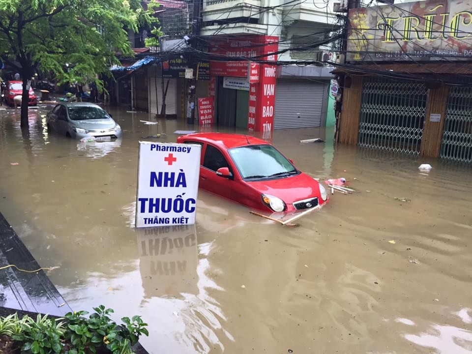 Cheo thuyen tren pho sau tran mua ky luc o Ha Noi hinh anh 8