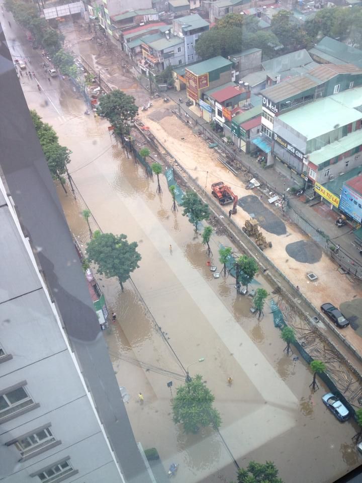 Cheo thuyen tren pho sau tran mua ky luc o Ha Noi hinh anh 19