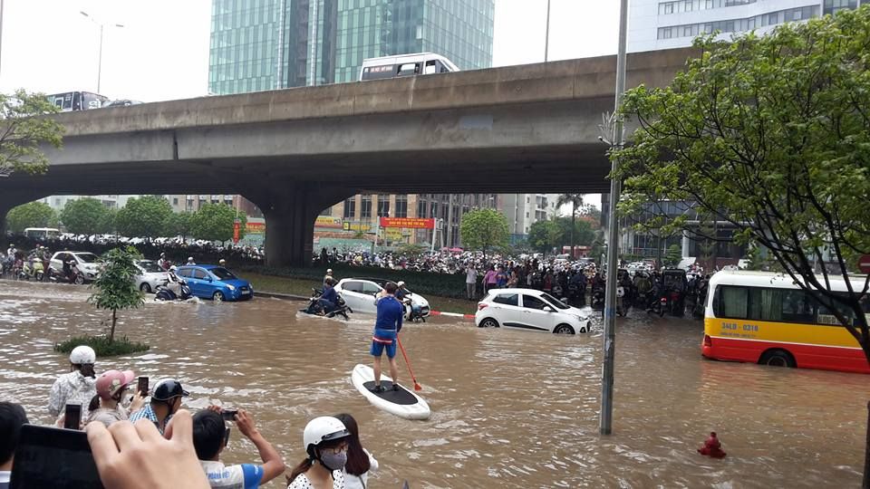 Cheo thuyen tren pho sau tran mua ky luc o Ha Noi hinh anh 3