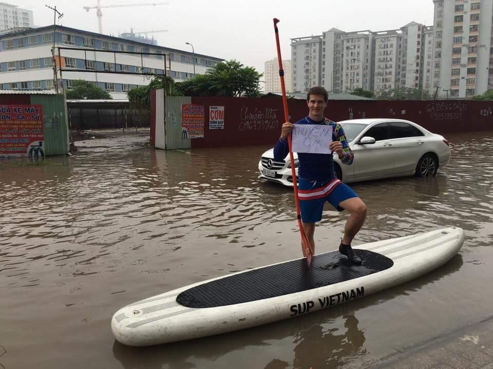 Cheo thuyen tren pho sau tran mua ky luc o Ha Noi hinh anh 4