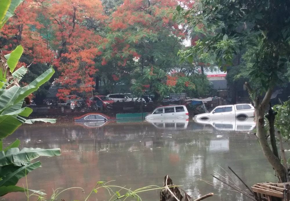 Cheo thuyen tren pho sau tran mua ky luc o Ha Noi hinh anh 14