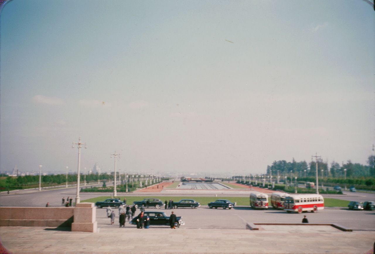 Легковые автомобили и автобусы на площади перед МГУ