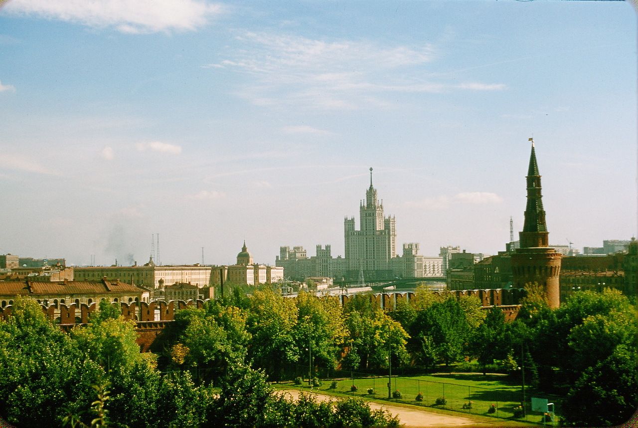 Вид из Кремля на жилой дом на Котельнической набережной