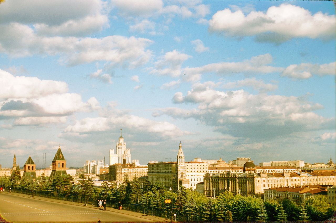 Вид из Кремля на жилой дом на Котельнической набережной.