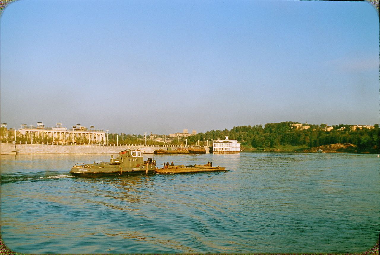 Катер, плывущий по Москве-реке напротив стадиона имени Ленина