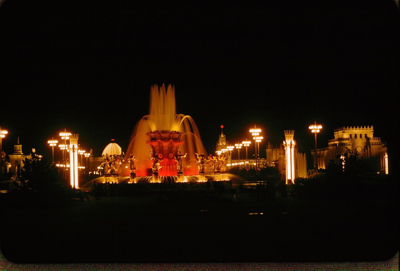 Ночной вид фонтана «Дружба народов»