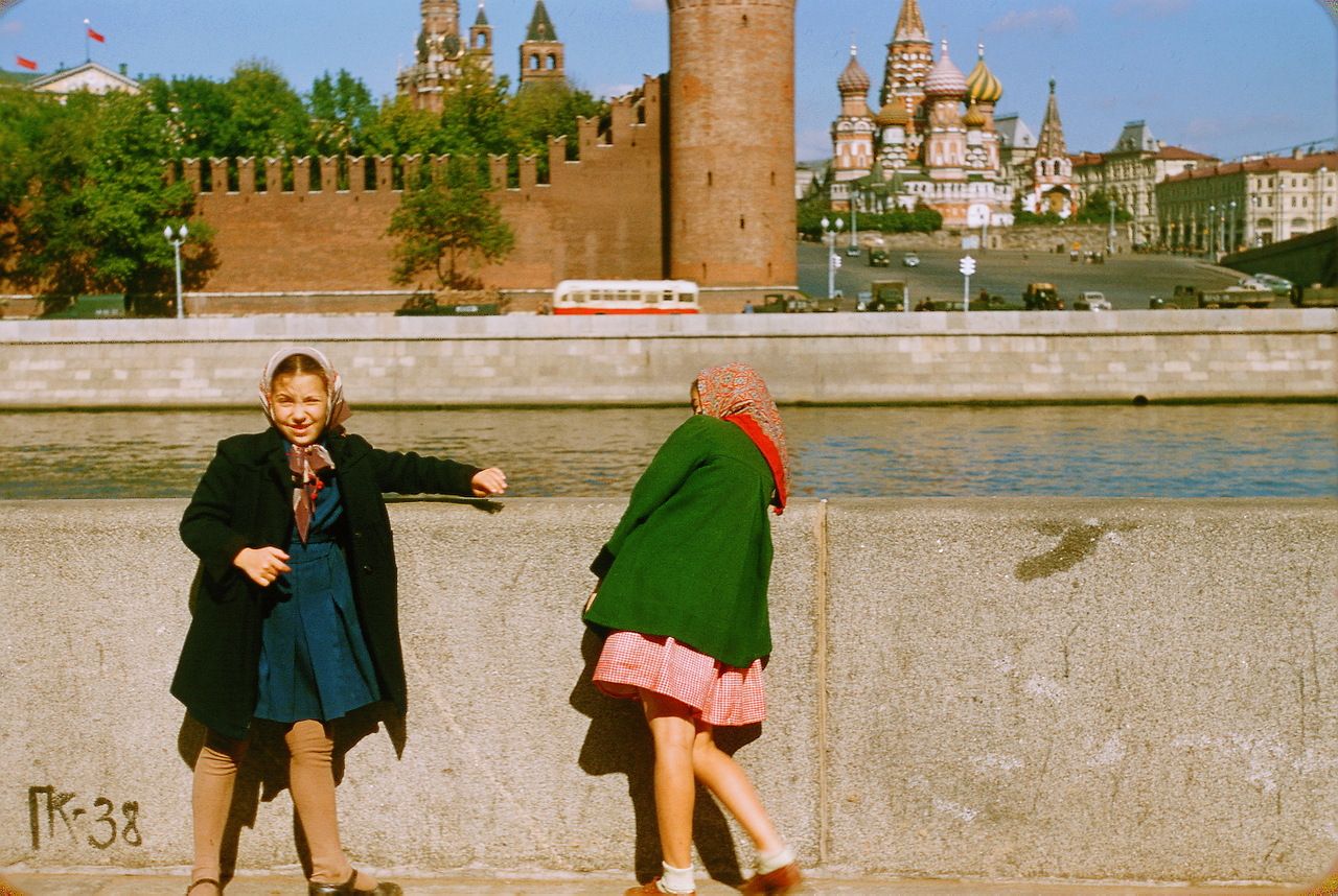 Девочки на набережной Москвы-реки