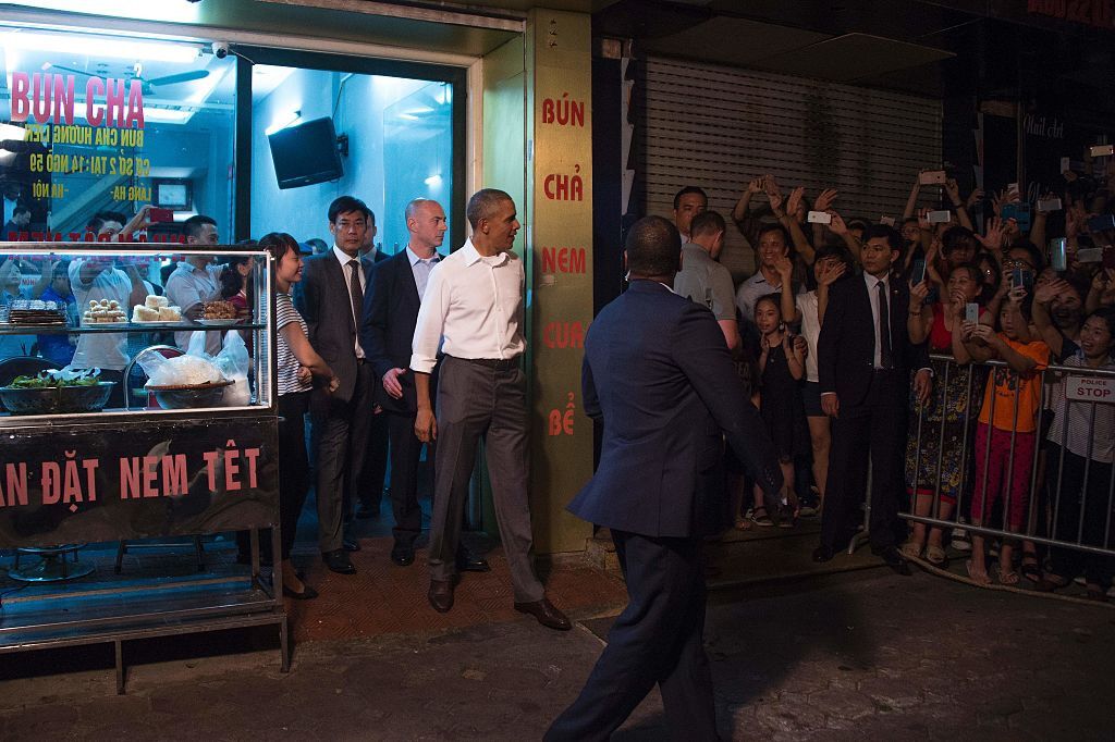Điểm nhấn trong chuyến thăm của tổng thống Obama còn là sự chào đón người dân dành cho ông. Cả ở Hà Nội lẫn TP.HCM, người dân tụ tập 2 bên đường để chờ đợi và vẫy chào khi xe chở tổng thống đi qua. Trong ảnh, người dân tại Hà Nội đợi để nhìn thấy và bắt tay với tổng thống Mỹ khi ông rời khỏi quán bún chả trên phố Lê Văn Hưu. Ảnh: AFP.