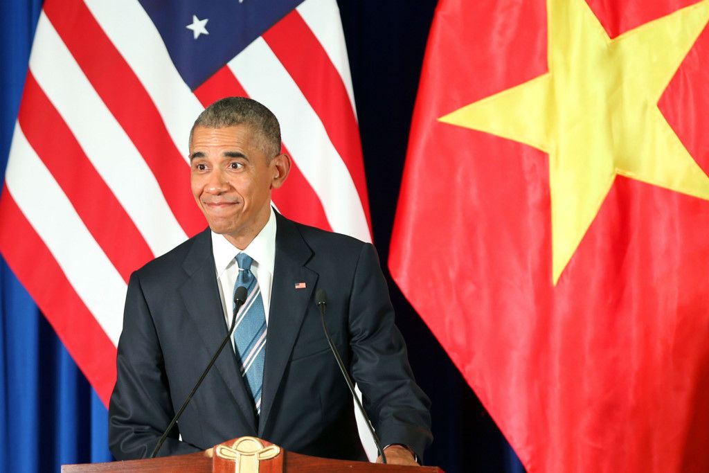 Tháng 5/2016, Tổng thống Barack Obama sang thăm Việt Nam. Tại cuộc họp báo ngày 23/5/2016 ở Hà Nội, tổng thống Mỹ chính thức tuyên bố bãi bỏ cấm vận vũ khí sát thương với Việt Nam, xóa đi một trong những di sản cuối cùng của Chiến tranh Việt Nam. Ảnh: Reuters.